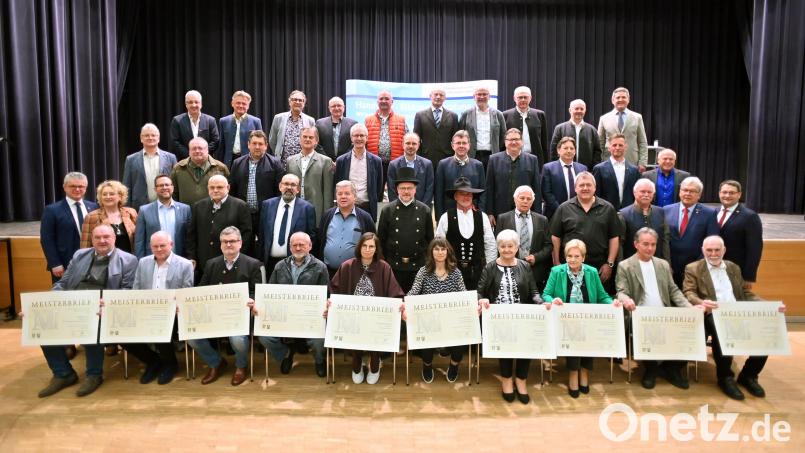 Bürgermeister Martin Birner (links), Alexander Stahl, Geschäftsführer der Handwerkskammer Niederbayern-Oberpfalz (zweite Reihe, rechts) sowie Vizepräsident Gerhard Ulm (zweite Reihe, Zweiter von rechts) sprachen Lobesworte zu den 36 mit den Goldenen Meisterbriefen ausgezeichneten Handwerkerinnen und Handwerkern. Bild: Handwerkskammer Niederbayern-Oberpfalz
