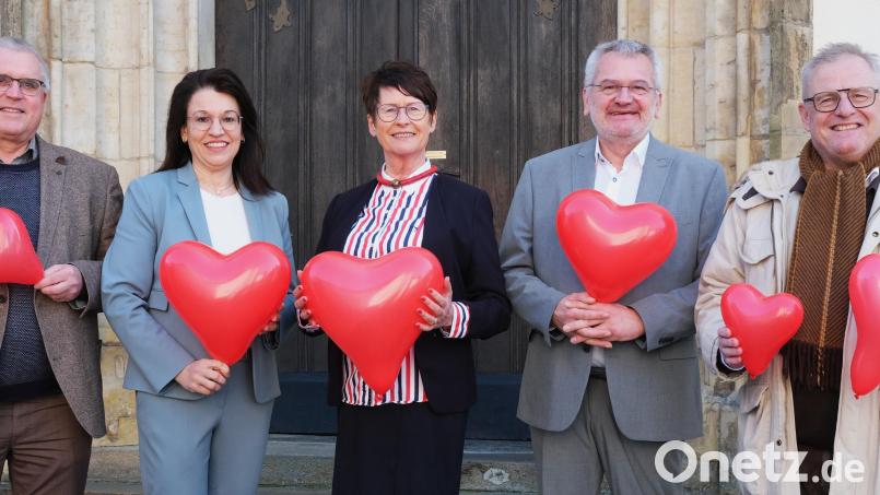 Ein Herz für Kinder hat die ehemalige Realschuldirektorin Marlies Hoffmann (Mitte), die anlässlich ihres 70. Geburtstages 1000 Euro für das Schwandorfer Hilfswerk spendete. Dafür bedankten sich (von links) Richard Tischler, Martina Englhardt-Kopf, Christian Kalies und Andreas Feller. Bild: Rudolf Hirsch (rhi)