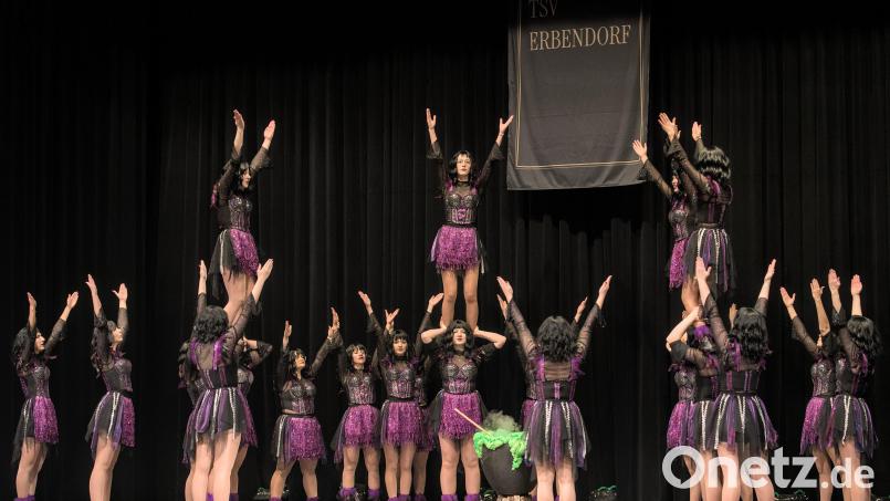 Die 22 Damen der Tanzgruppe "Superior" des TSV Erbendorf gestalteten den Abschluss des Showtanzabend in der Stadthalle. Kurz vor Mitternacht zeigten sie ihren Showtanz "Walpurgisnacht - Das Erwachen der Hexen". Bild: cja fotografie/exb