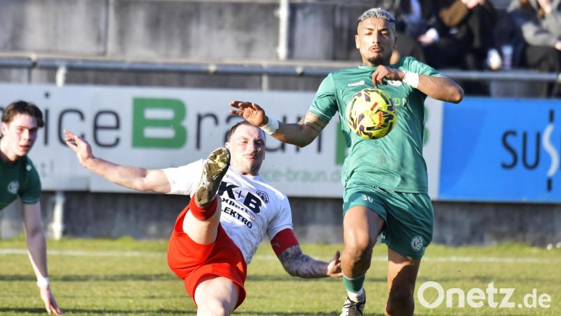 Ertugrul Er (rechts) von der DJK Gebenbach muss sich hier gegen seinen Chamer Gegenspieler durchsetzen. Bild: Hubert Ziegler