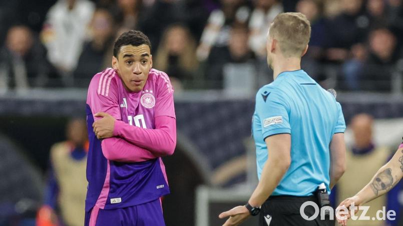 Kennen sich aus einem Länderspiel: Bayern-Star Musiala und Schiedsrichter Eskas. (Archivbild) Bild: Christian Charisius/dpa