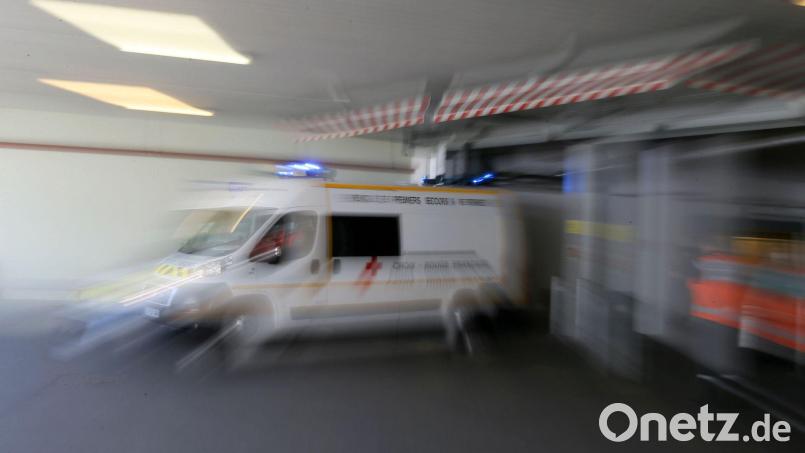 Zu schnelles Fahren und Lachgas-Konsum dürften laut Staatsanwaltschaft die Ursachen für einen tödlichen Autounfall in Frankreich sein. (Archivbild) Bild: David Vincent/AP/dpa