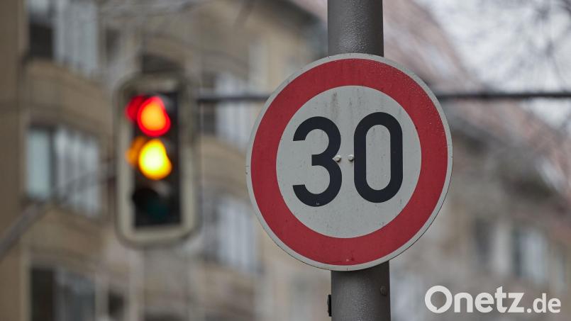 In Amberg sind Tempo-30-Schilder verschwunden und teilweise zerstört worden. Symbolbild: Jörg Carstensen/dpa