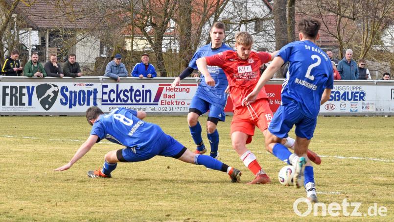 Der TSV Waldershof besiegte am Sonntag den SV Bavaria Waischenfeld mit 3:1. In dieser Szene schießt der zweifache Torschütze Philipp Bertsch (rotes Trikot) zum 2:0 ein. Bild: Gebert