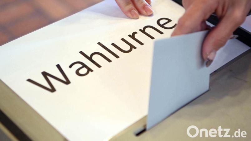 In einem Wahllokal wird ein Stimmzettel in eine Wahlurne geworfen. Bild: Uli Deck/dpa