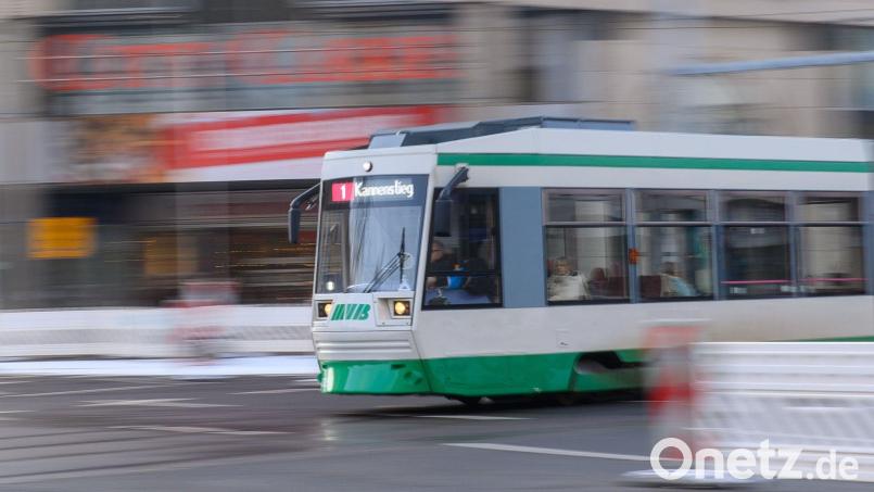 Die Frau geriet an einer Haltestelle in Magdeburg unter eine einfahrende Straßenbahn. (Symbolbild) Bild: Klaus-Dietmar Gabbert/dpa