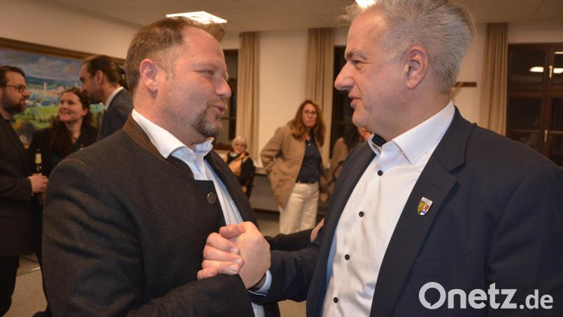 Ein fairer Händedruck am Ende eines spannenden Wahlabends: CSU-Amtsinhaber Roland Grillmeier (rechts) und Hubert Schicker für die Freien Wähler gehen in die Stichwahl um den Posten des Landrats. Bild: jr