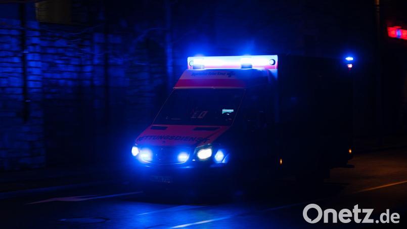 Der Rettungsdienst rückte zu dem Unfallort aus. (Symbolbild) Bild: Nicolas Armer/dpa
