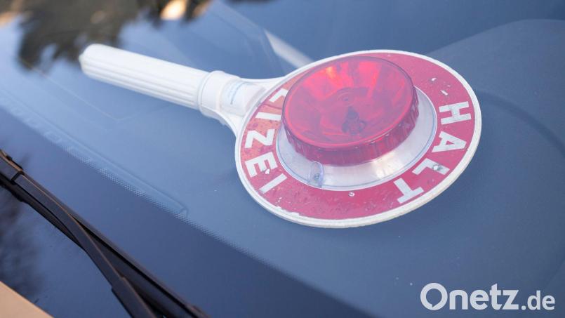 Die Polizei konnte die betrunkene Fahrerin bei Viechtach aufhalten. (Symbolbild) Bild: Peter Kneffel/dpa