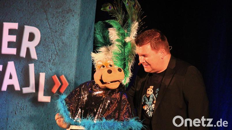 Sebastian Reich und seine Nilpferd-Dame Amanda begeisterten am Samstagabend in der Kemnather Mehrzweckhalle. Bild: stg