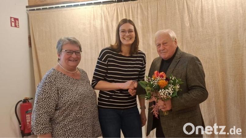 Katharina Haas (Mitte) ist neue Bürgermeisterin in Guteneck. Ihr gratulieren der amtierende Bürgermeister Johann Wilhelm (rechts) und zweite Bürgermeisterin Anita Bauer. Haas ist damit ab 1. Mai eine von drei Frauen im Landkreis Schwandorf, die eine Kommune führen. Bild: jua
