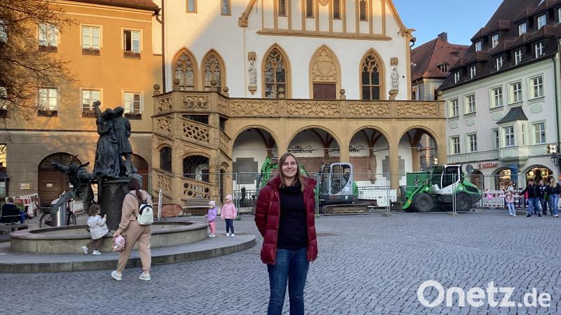 Mareike Miller auf Ambergs zentralem Punkt, dem Marktplatz. Im Alltag ist sie nicht auf den Rollstuhl angewiesen und kann, wenn auch mit Beschwerden, laufen. Für den Leistungssport würde das aber nicht reichen. Bild: Monika Ziegeler
