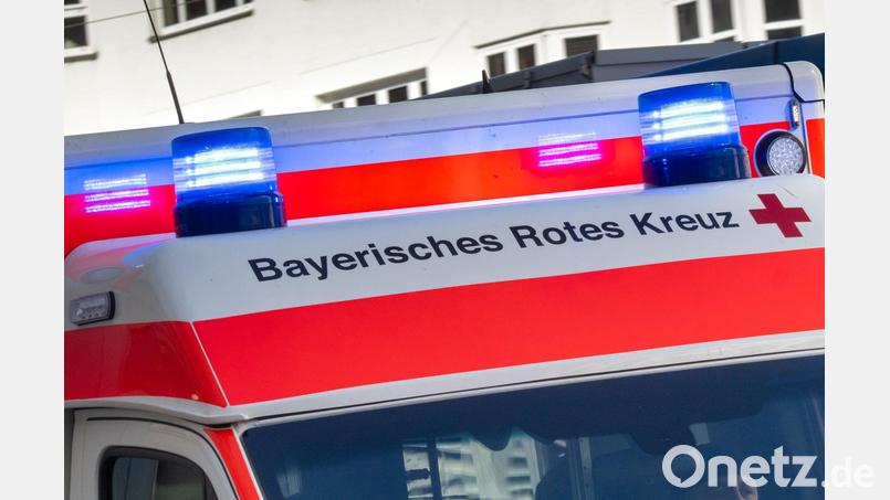 Der Rettungsdienst brachte den schwer verletzten Mann in ein Krankenhaus. (Symbolbild) Bild: Peter Kneffel/dpa
