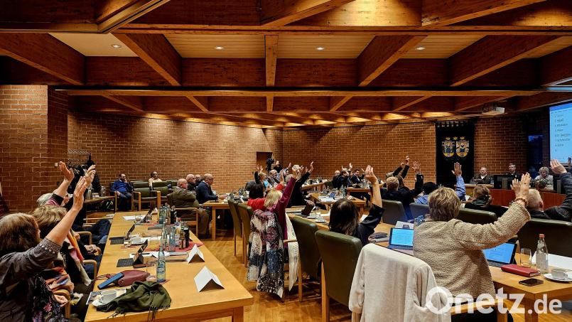 Mit der neuen Wahlperiode verändert sich auch der Weidener Stadtrat. Er wird männlicher, jünger und rückt nach rechts. Das Bild zeigt eine Abstimmung im Dezember. Archivbild: blf