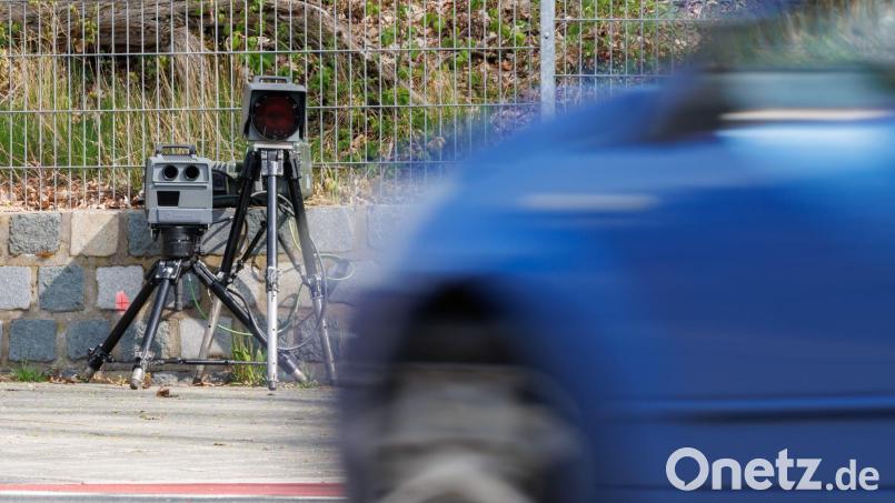 Bei einer Geschwindigkeitsmessung bei Waldershof wurde ein 18-Jähriger mit 171 km/h erwischt. Symbolbild: Daniel Karmann/dpa/Symbolbild