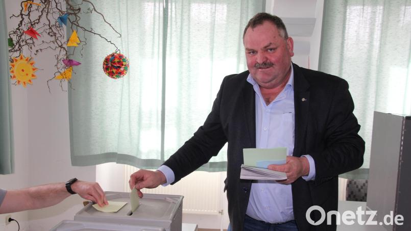 CSU-Bürgermeisterkandidat Michael Schedl gab am Sonntag seine Stimme ab. Wen er wohl gewählt hat? Am Abend stand fest, dass er mit 54,1 Prozent der Stimmen neuer Rathauschef in Bärnau wird. Bild: Konrad Rosner