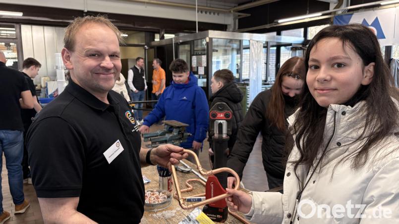 Die Schüler konnten Herzen aus Kupfer selbst machen. Bild: Lukas Büchold