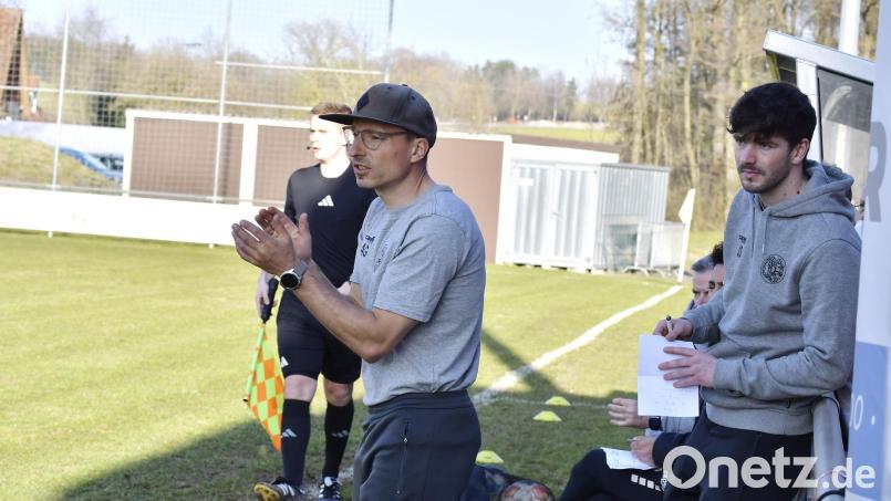 Auch Gebenbachs Co-Trainer Andreas Graml (links) hofft, dass am Dienstag gegen den ATSV Erlangen die ersten Punkte 2026 eingefahren werden können. Bild: Hubert Ziegler