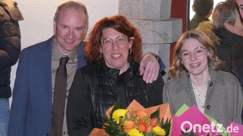 Georg Bocka ist der neue Bürgermeister der Marktgemeinde Waldthurn. Ehefrau Birgit und Tochter Anja freuen sich mit ihm über das eindeutige Wahlergebnis. Bild: fvo