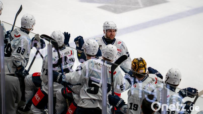 Luca Gläser (hinten) war am Sonntagabend der gefeierte Mann bei den Blue Devils Weiden. Beim 4:3-Sieg in Rosenheim traf der Publikumsliebling dreifach. Hier holt er sich den Applaus seiner Teamkollegen auf der Bank ab. Bild: David Löffler