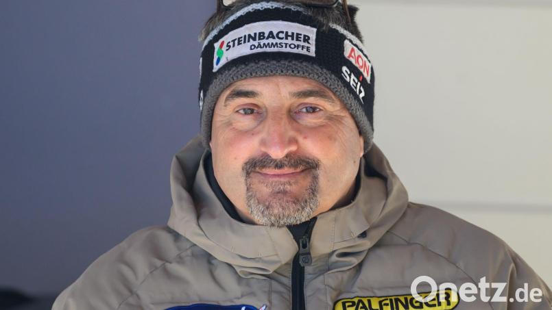 Georg Hackl, genannt Hackl Schorsch, Technik-Trainer von Österreich, verfolgt den Lauf. Nach dem Weltcup-Finale geht er in die Rodel-Rente. Bild: Robert Michael/dpa