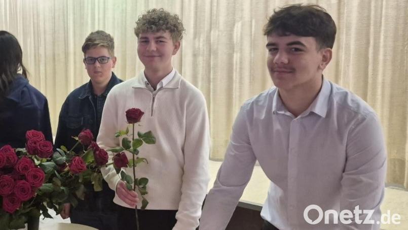 Anlässlich des Valentinstages präsentierten sich die Schülersprecher in der Aula in feinem Gewand und verkauften rote Rosen. Über weitere Aktionen der Schülermitverantwortung (SMV) kann man sich am Tag der offenen Tür informieren. Bild: Corinna Cavur