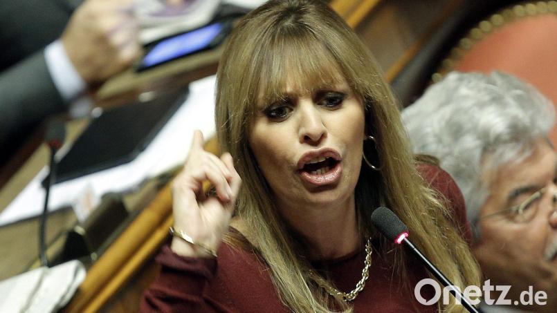 Alessandra Mussolini probierte sich schon in der Politik. Jetzt geht es ins Reality-Fernsehen. (Archivbild) Bild: picture alliance / dpa
