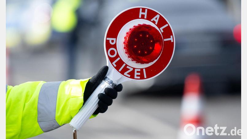 Der Polizist hatte den Wagen an einem Parkplatz in Deggendorf anhalten wollen. (Symbolbild) Bild: Sven Hoppe/dpa