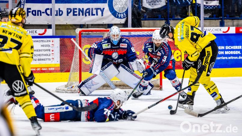 Während die Krefeld Pinguine (gelbe Trikots) vor den Playoffs erwartungsgemäß Richtung DEL schielen, geht es für die Blue Devils Weiden (blaue Trikots) in den Play-downs ums nackte Überleben. Alle Entscheidungsserien im Überblick. Archivbild: Tobias Neubert