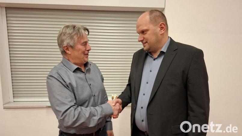 Der amtierende Bürgermeister Reiner Gäbl (SPD) gratuliert dem designierten Bürgermeister Thomas Kleber (CSU), der in Eslarn auf Anhieb die Bürgermeisterwahl für sich entscheiden konnte. Bild: gz