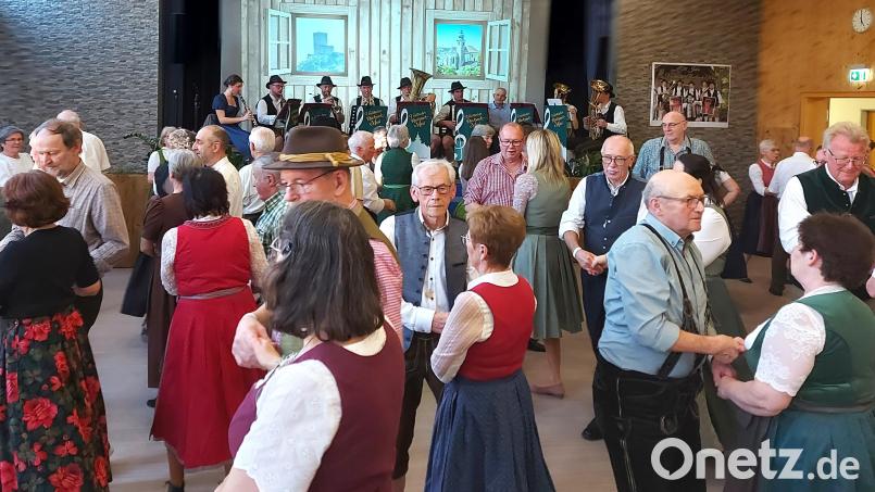 Bei den traditionellen Figurentänzen wie "Bleamerl" und "Woldjager" füllte sich das Tanzparkett. Der „Löffl-Girgl“ unterstützte die „Rucksack-Musi“ auf der Bühne beim richtigen Takt. Bild: lg
