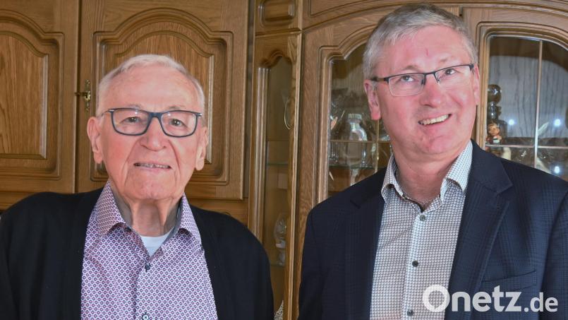 Bürgermeister Franz Badura gratulierte Fritz Kussinger zum 90. Geburtstag, verbunden mit den Glückwünchen des Oberbürgermeisters und des gesamten Stadtrates. Bild: Gerhard Franz