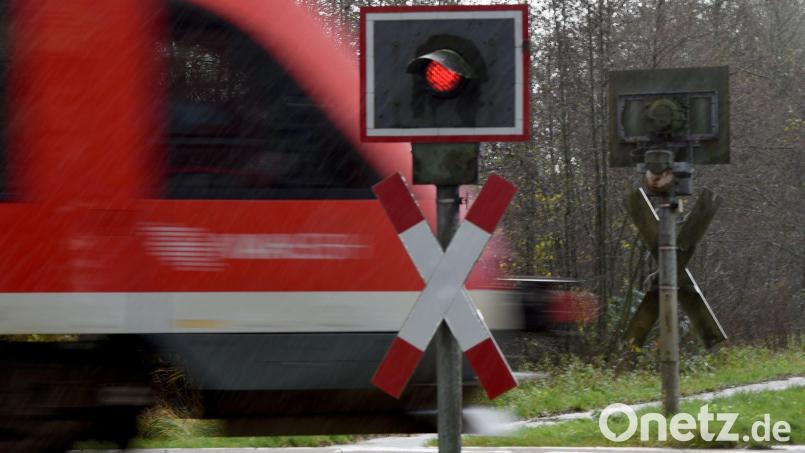 Der Autofahrer soll den Zug am unbeschrankten Bahnübergang übersehen haben. (Symbolbild) Bild: Carsten Rehder/dpa