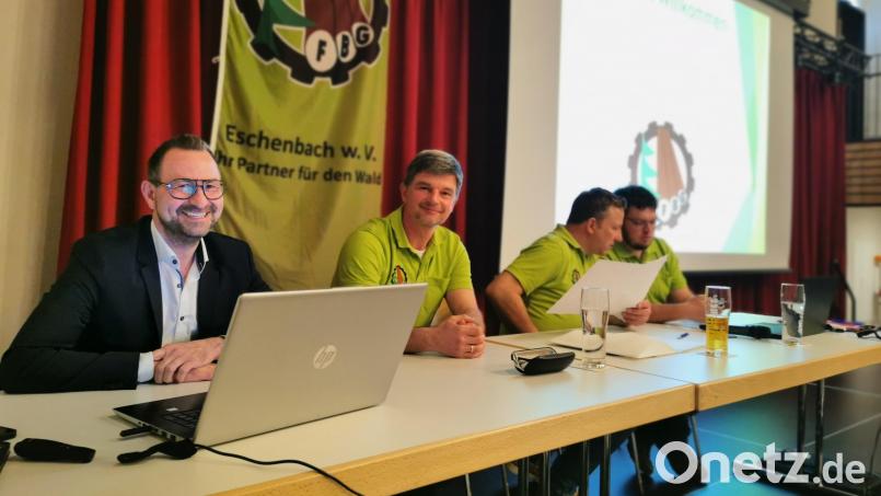 Helmut Irlbacher (von links) und die Vorstandschaft mit Stefan Lindner, Manfred Schmid und David Karl bei der Jahresversammlung der FBG Eschenbach. Bild: Herbert Ziegler