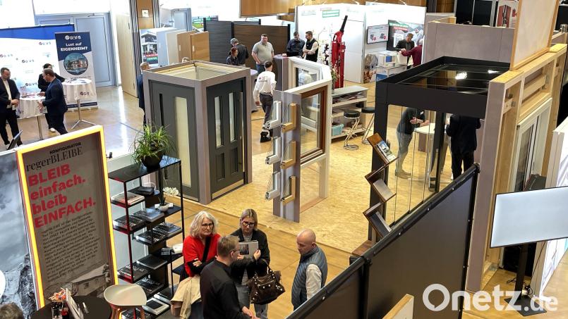 Schon Wochen vor dem Beginn der Jubiläumsausgabe der Oberpfälzer Baumesse waren die Ausstellungsflächen in und vor dem ACC voll belegt. Bild: Susanne Schwab