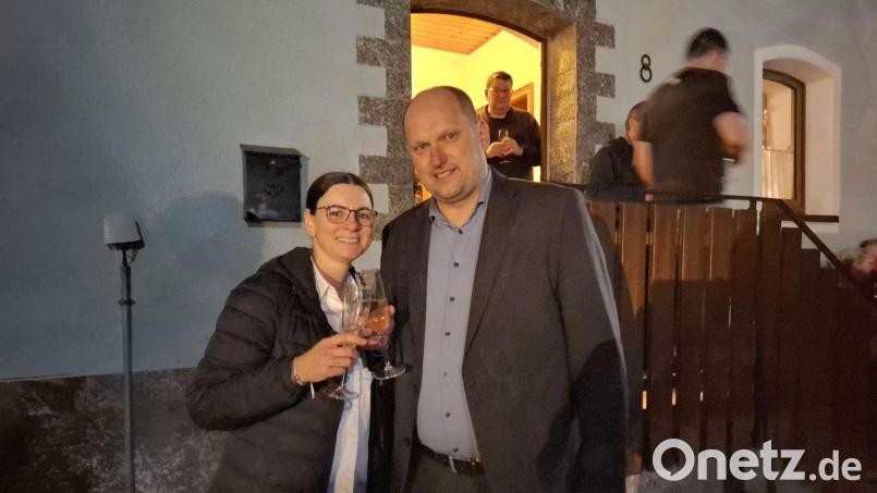 Das Ehepaar Nicole und Thomas Kleber feiert mit Sekt den Wahlsieg. Bild: gz