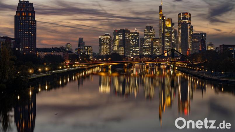 Während europäische Institute 2025 ihre Ertragslage deutlich verbessern konnten, verzeichneten die großen US-Banken in Summe rückläufige Ergebnisse. (Symbolbild) Bild: Boris Roessler/dpa