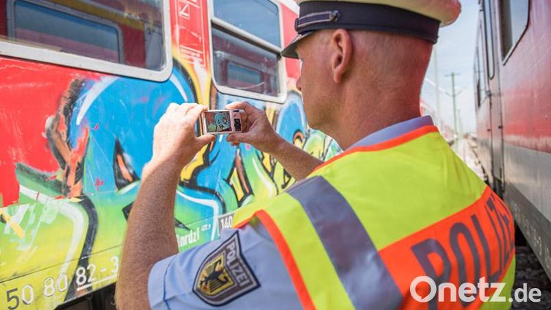 Fußballfans besprühen abgestellten Zug am Bahnhof Schwandorf mit Graffiti. Symbolbild: Bundespolizei