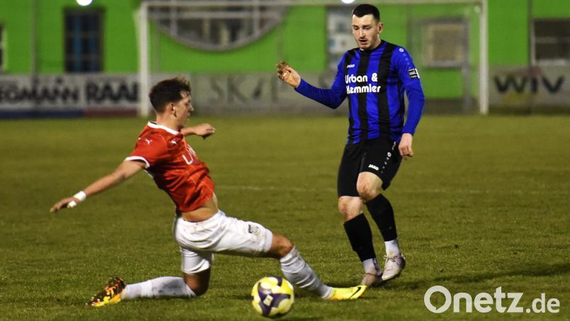 Patryk Bytomski (rechts) und seine Teamkollegen von der SpVgg SV Weiden wollen am Dienstagabend gegen Eintracht Bamberg nachlegen. Bild: Gerhard Büttner