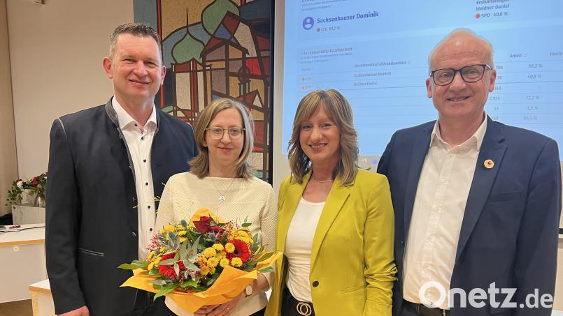 Dominik Sachsenhauser (links) wird neuer Bürgermeister in Hahnbach. Dazu gratulierte ihm auch Amtsinhaber Bernhard Lindner (rechts). Bild: Christopher Dotzler