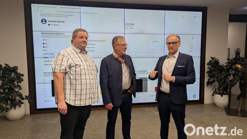 "Richtig Gas geben für Waldsassen" will Bürgermeister Bernd Sommer (rechts), erklärte er am Sonntagabend nach seiner Wiederwahl im Rathaus – und bezog dabei ausdrücklich seine beiden Mitbewerber Helmut Zeitler und Johann Wurm (von links) mit ein. Bild: Paul Zrenner