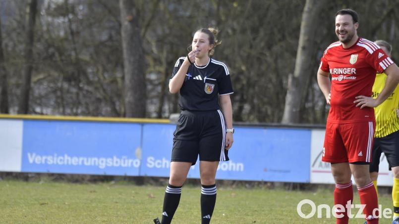 Die 20-jährige Marie Gamperl pfeift seit einigen Jahren Amateur-Fußballspiele in der Region. Hier ist sie im Einsatz beim Testspiel des SV Hahnbach II gegen den SV Kauerhof – was in dieser Szene zum Lachen war, ist leider nicht überliefert. Bild: Hubert Ziegler