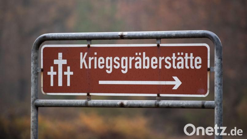 Laut Polizei wurden die Kerzen mutmaßlich am späten Samstagabend auf der Kriegsgräberstätte platziert. (Symbolbild) Bild: Soeren Stache/dpa-Zentralbild/ZB