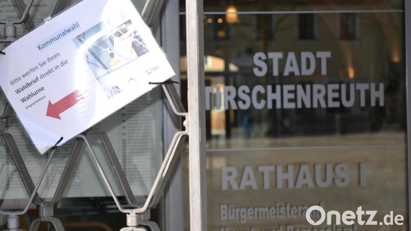Der Wegweiser am Tirschenreuther Rathaus kann noch hängen bleiben, denn die Wahl ins Bürgermeisteramt geht in die Verlängerung. Am Sonntagabend gab es keinen Sieger, am 22. März muss nun die Stichwahl entscheiden. Bild: Thorsten Schreiber