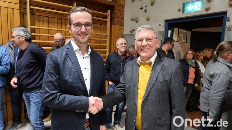 Adrian Käß (links) ist einer der großen Gewinner der Bürgermeisterwahlen im Landkreis Tirschenreuth. Der 25-Jährige von der CSU setzte sich in Friedenfels deutlich gegen den amtierenden Rathauschef Oskar Schuster von den Unabhängigen Freien Wählern (rechts) durch. Bild: bsc