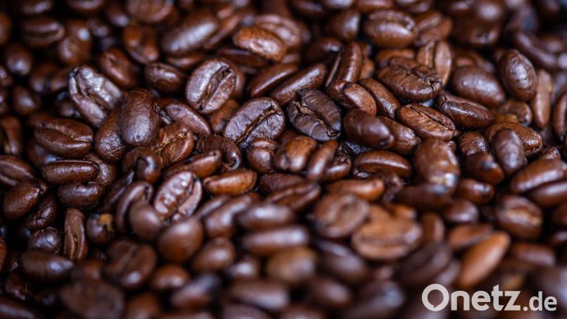 Umfragen zufolge trinken 68 Prozent der Menschen in Deutschland täglich Kaffee, 15 Prozent mehrmals wöchentlich. (Archivbild) Bild: Jens Büttner/dpa