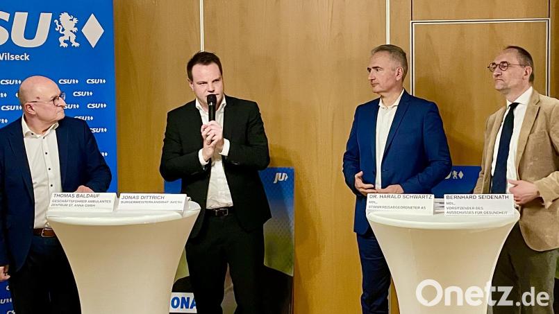 Jonas Dittrich (2. von links) moderierte die Podiumsdiskussion. Die Experten Thomas Baldauf (links) vom Ambulanten Zentrum St. Anna gGmbH, Harald Schwartz (2. von rechts) und der Vorsitzende des Gesundheitsausschusses Bernhard Seidenath lieferten Informationen und Anregungen. Bild: Gerhard Krones