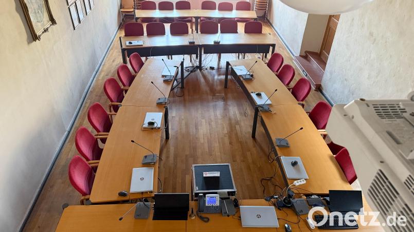 Im Kreisausschuss, der regelmäßig hier im Landratsamt Neustadt/WN tagt, werden die Anträge beraten, die dann im 60-köpfigen Kreistag beschlossen werden. Diese Sitzungen finden in der Stadthalle statt. In der neuen Wahlperiode gehören dem Kreistag Vertreter von acht Parteien an. Bild: Gabi Schönberger