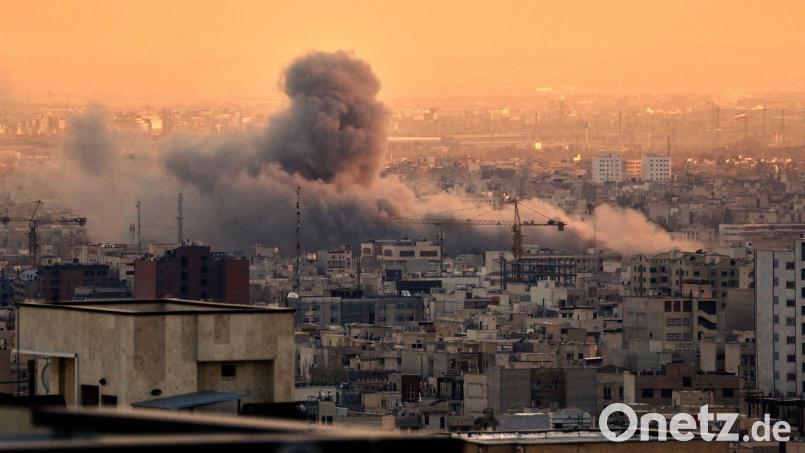 Israel und die USA greifen seit mehr als einer Woche Ziele im Iran an. (Archivbild) Bild: Vahid Salemi/AP/dpa