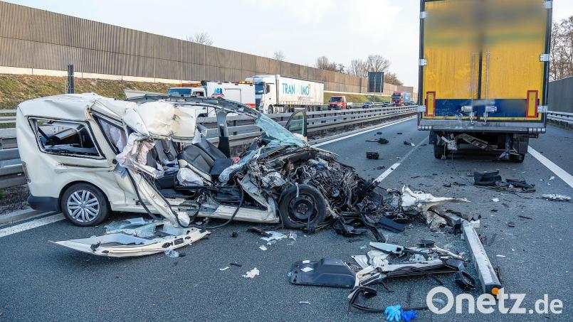 Der Wagen des 68-Jährigen wurde bei dem Unfall völlig zerstört. Bild: Ferdinand Merzbach/News5/dpa